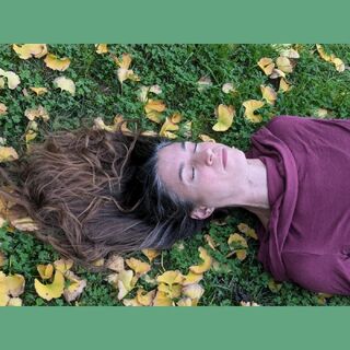 Poser son corps sur la #Terre.
Se reposer.
Se régénérer.
Faire partie du cycle. 🤎

#regenere #vetementsenchanvre #chanvre #hempage #automne #fall #piedsnussurlaterre